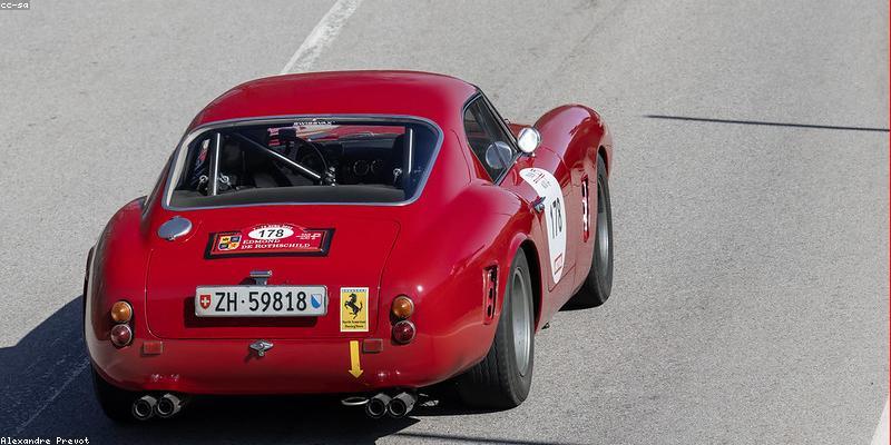 GoogleのAI広告システムと従来型広告運用の比較