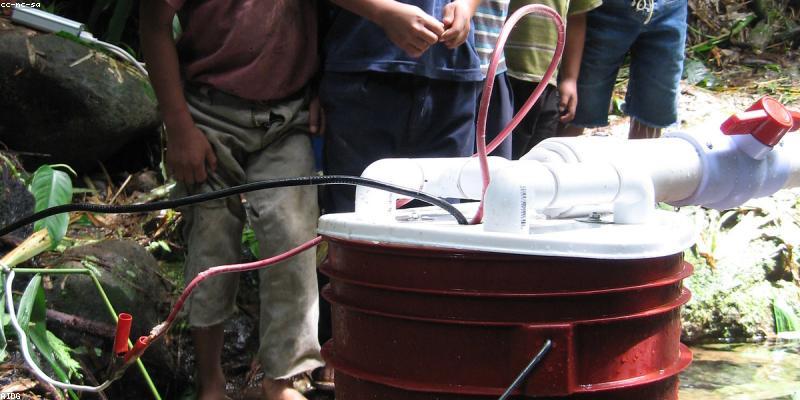 AnthropicのAmazon製AIチップ戦略と競合他社との比較